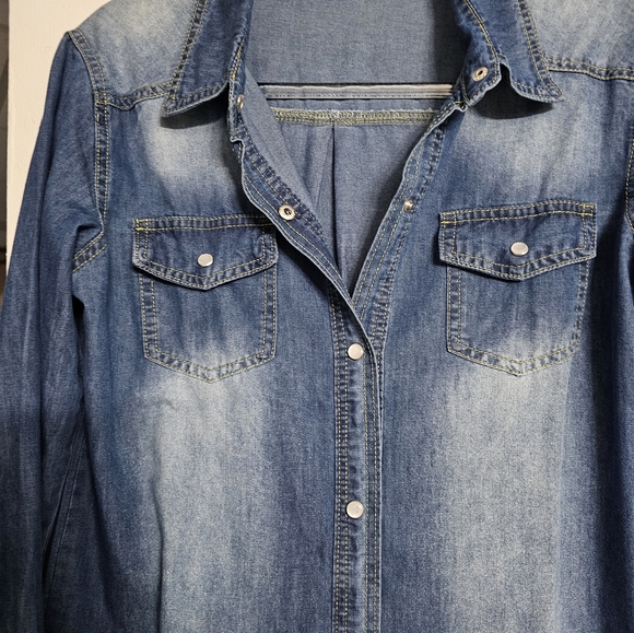 NWOTS! WOMENS LONG SLEEVE FADED JEAN SNAP CLOSURE SHIRT! SIZE MED! NWOTS! - Picture 4 of 10